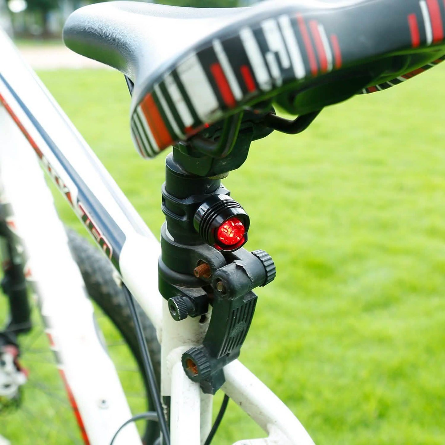 USB wiederaufladbares Fahrradlicht-Set mit Tachometer und Kilometerzähler