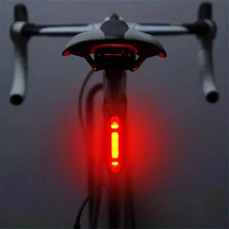 USB wiederaufladbares LED-Fahrradrücklicht - 4 Blinkmodi für Sicherheit und Sichtbarkeit