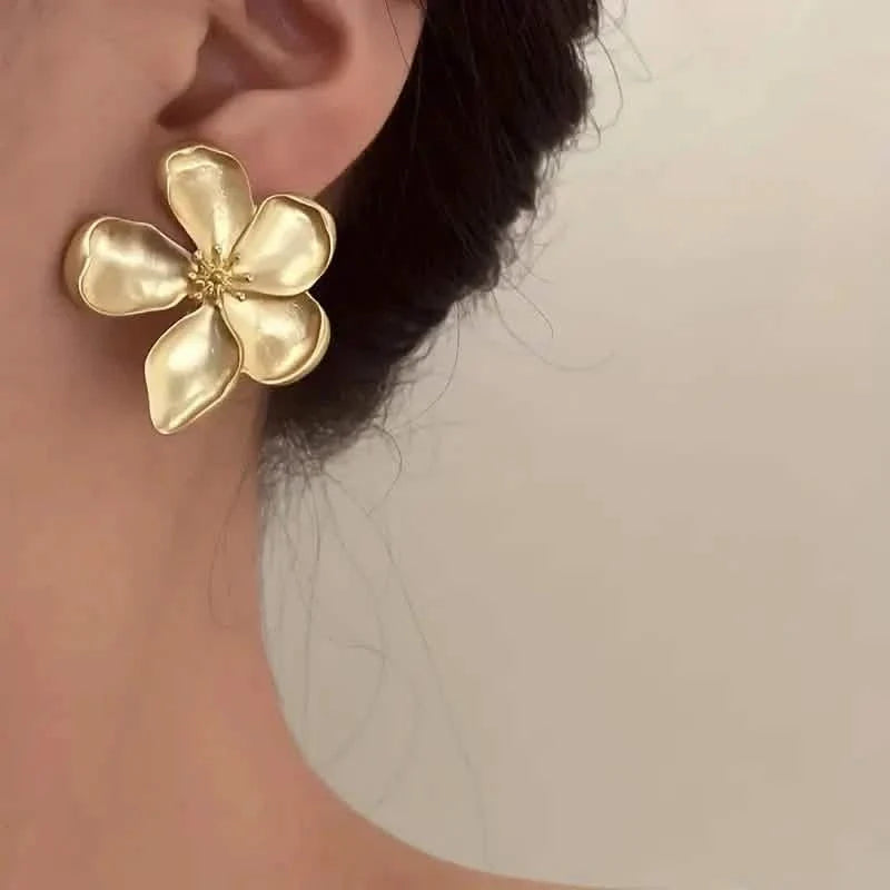 Vintage Ohrringe mit goldenen Blumen im französischen Stil