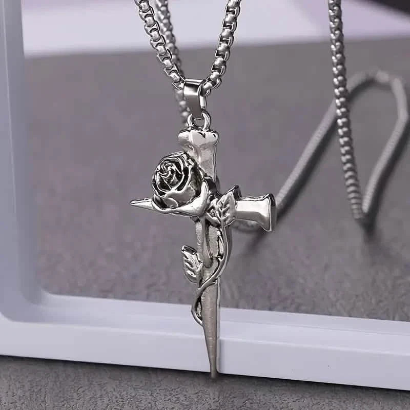 Vintage-inspirierte Herren Halskette mit Anhänger aus Titanstahl - Einzigartiges Kehlketten-Design mit Kreuz- und Rosenakzenten