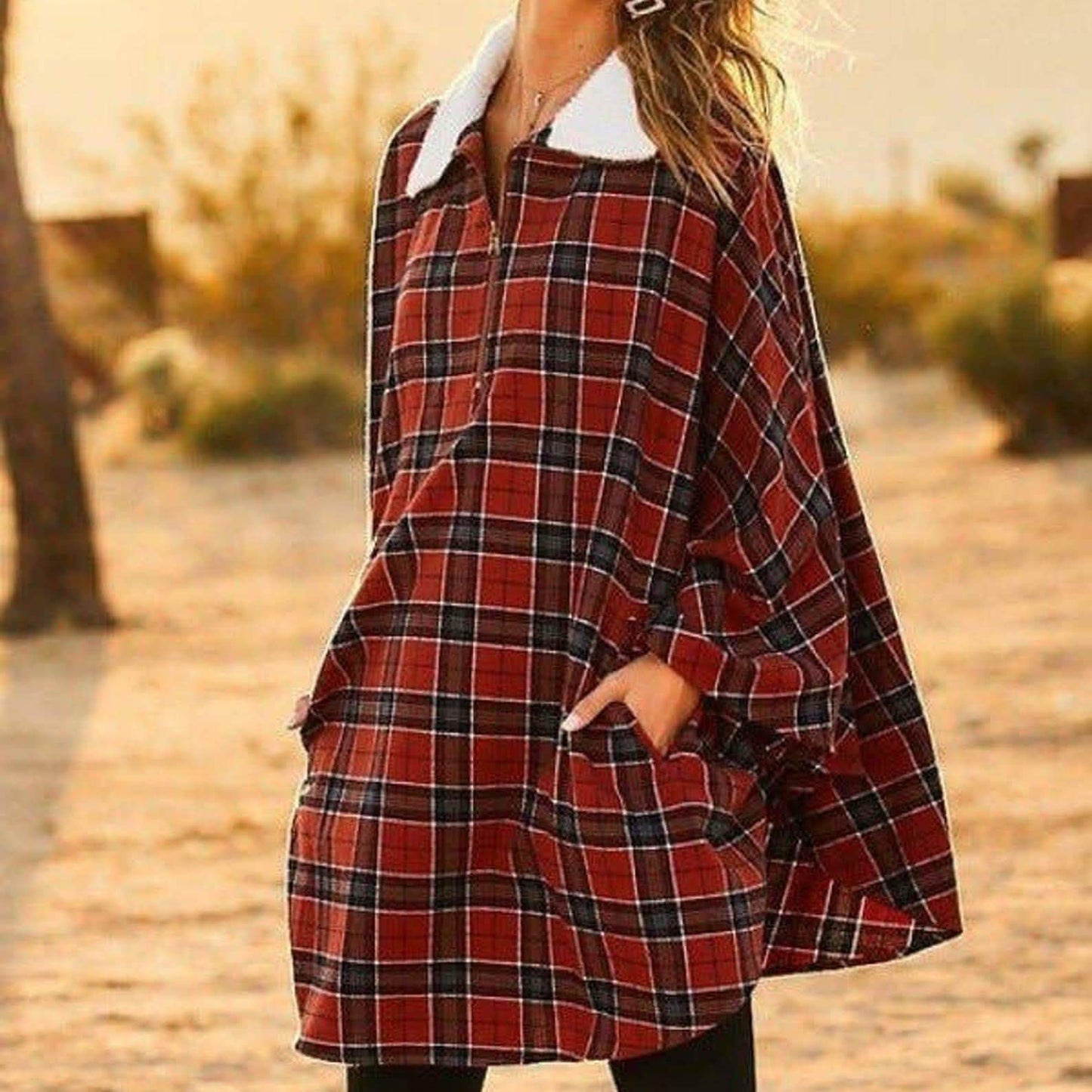 Winter-Poncho mit Karomuster und Taschen