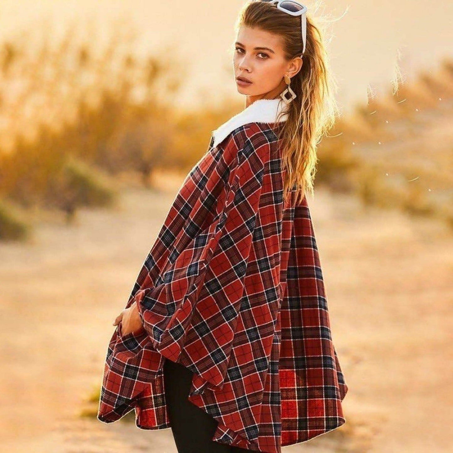 Winter-Poncho mit Karomuster und Taschen